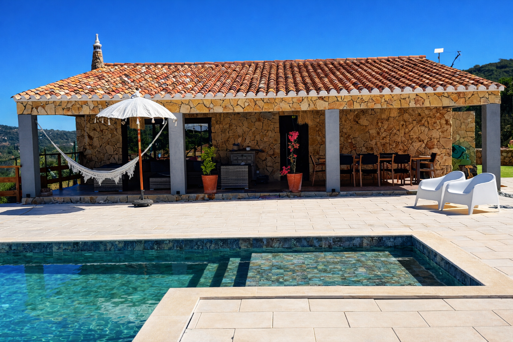 Stone Villa Monte Chico Zé - Piscina e Casa